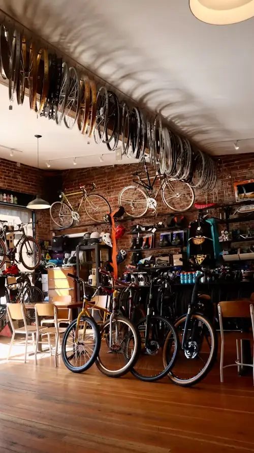 Une boutique de location de vélos, vélos alignés au mur